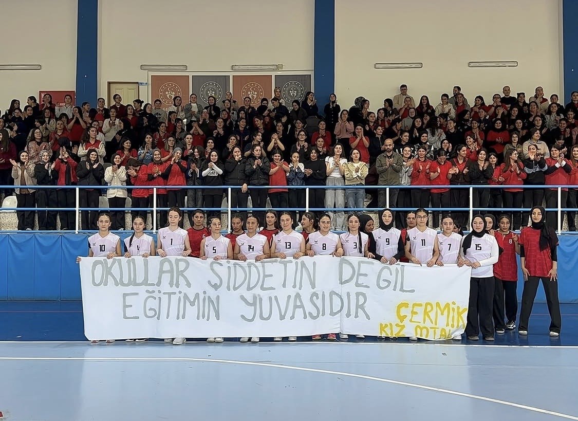 Diyarbakır&rsquo;da &ouml;ğrencilerin a&ccedil;tığı pankart duygulandırdı
