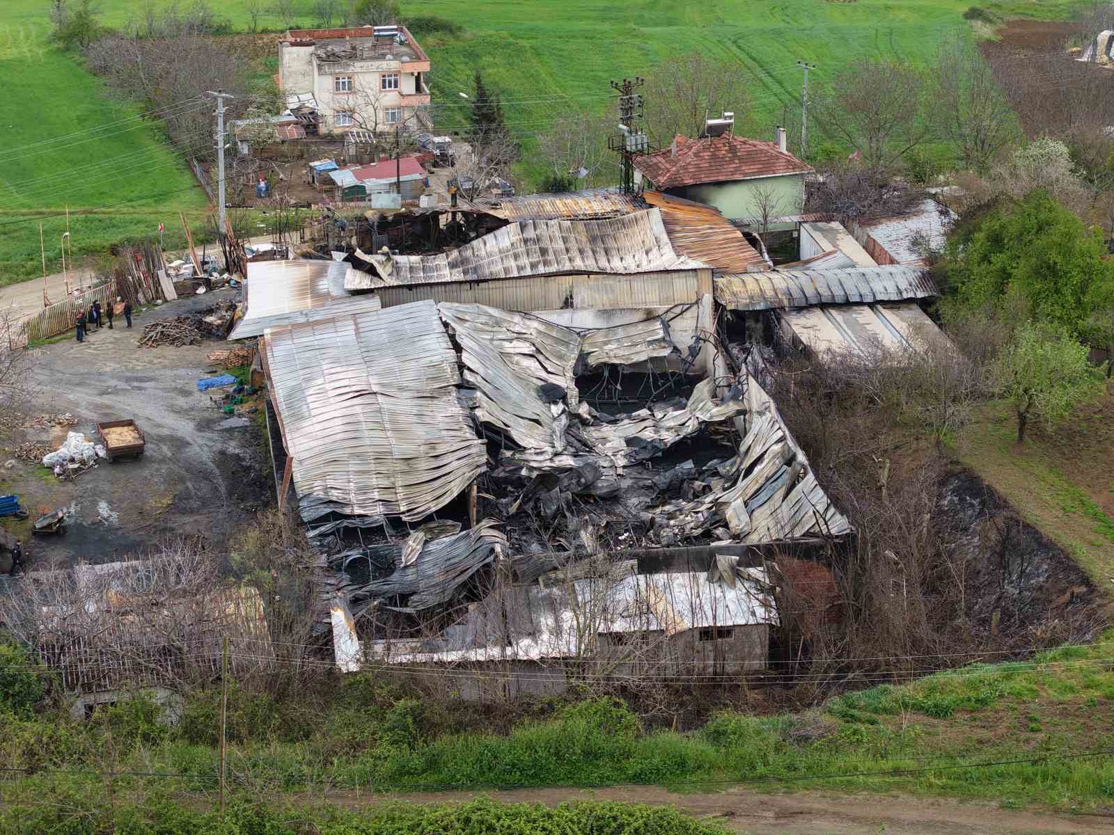 Muz deposundaki yangının zararı gün ağarınca ortaya çıktı