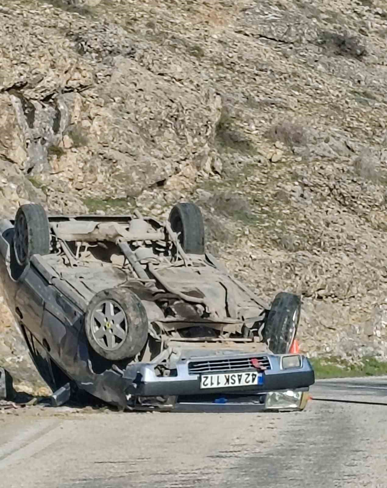 Kontrolden çıkan otomobil ters döndü