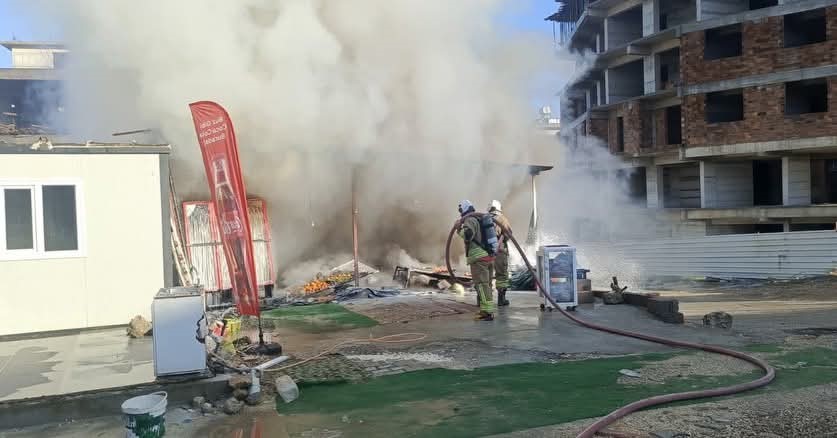 Defne&rsquo;de iş yeri alevlere teslim oldu
