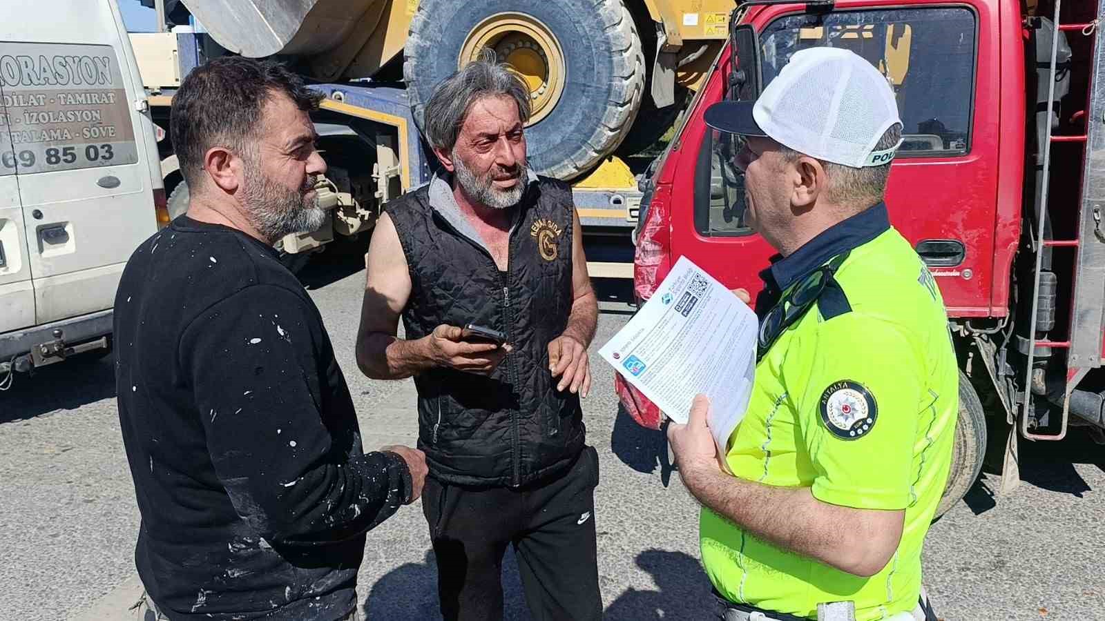 Kamyonun kamyonet ile &ccedil;arpıştığı kaza kamerada
