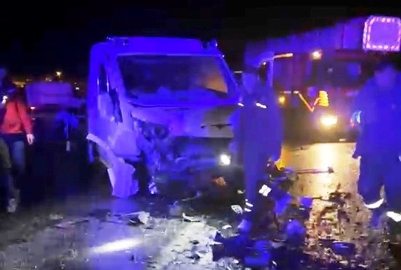 Van&rsquo;da otomobil ile &ccedil;ekici kamyonet &ccedil;arpıştı: 3 aralı
