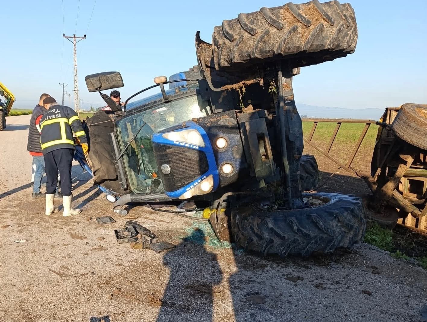 Reyhanlı&rsquo;da devrilen trakt&ouml;r&uuml;n s&uuml;r&uuml;c&uuml;s&uuml; yaralandı

