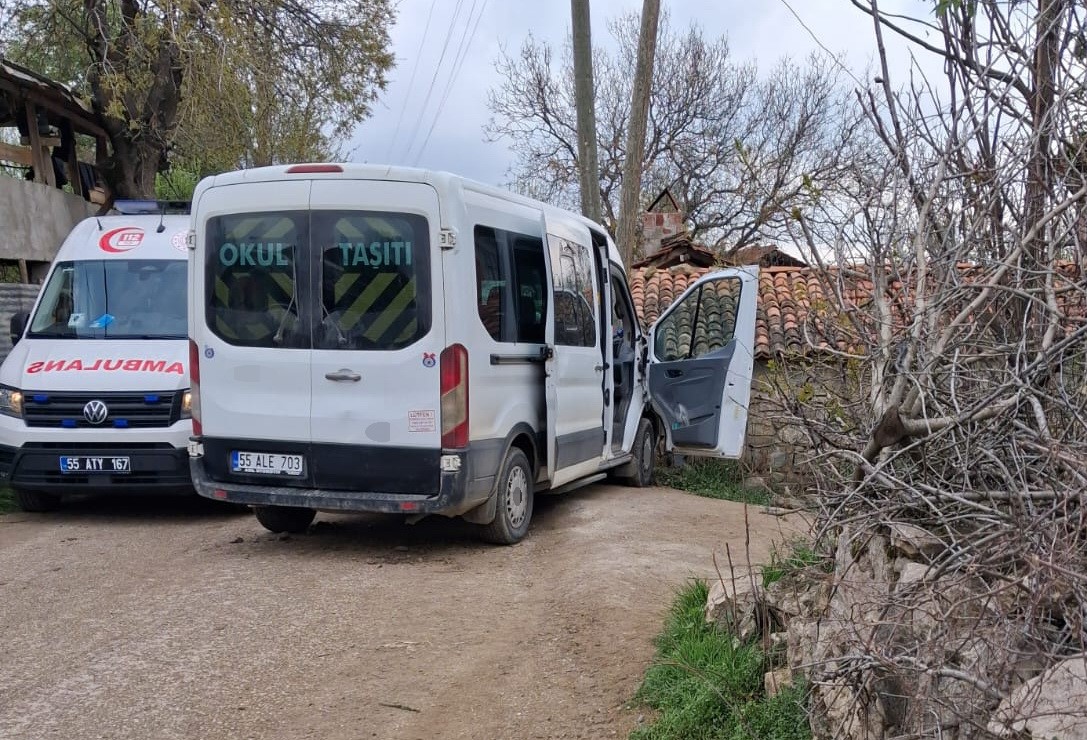 Samsun’da öğrenci servisi direğe çarptı: 12 yaralı