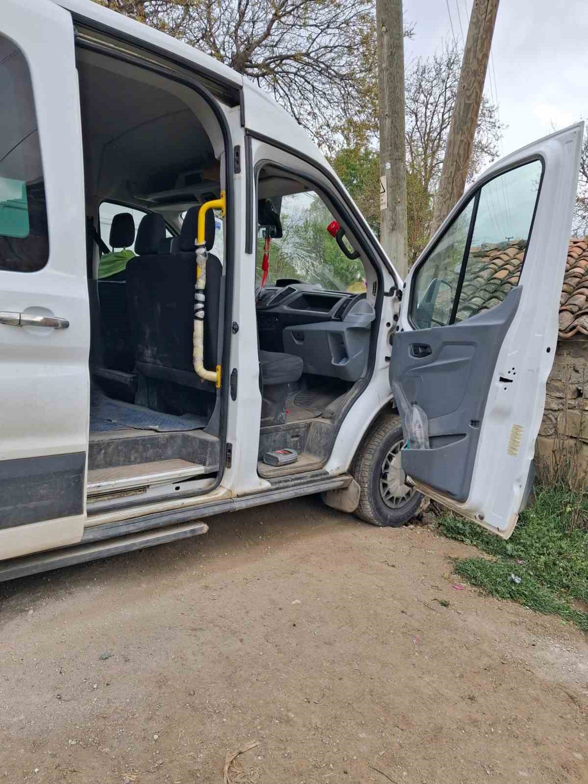 Samsun&rsquo;da &ouml;ğrenci servisi direğe &ccedil;arptı: 12 yaralı
