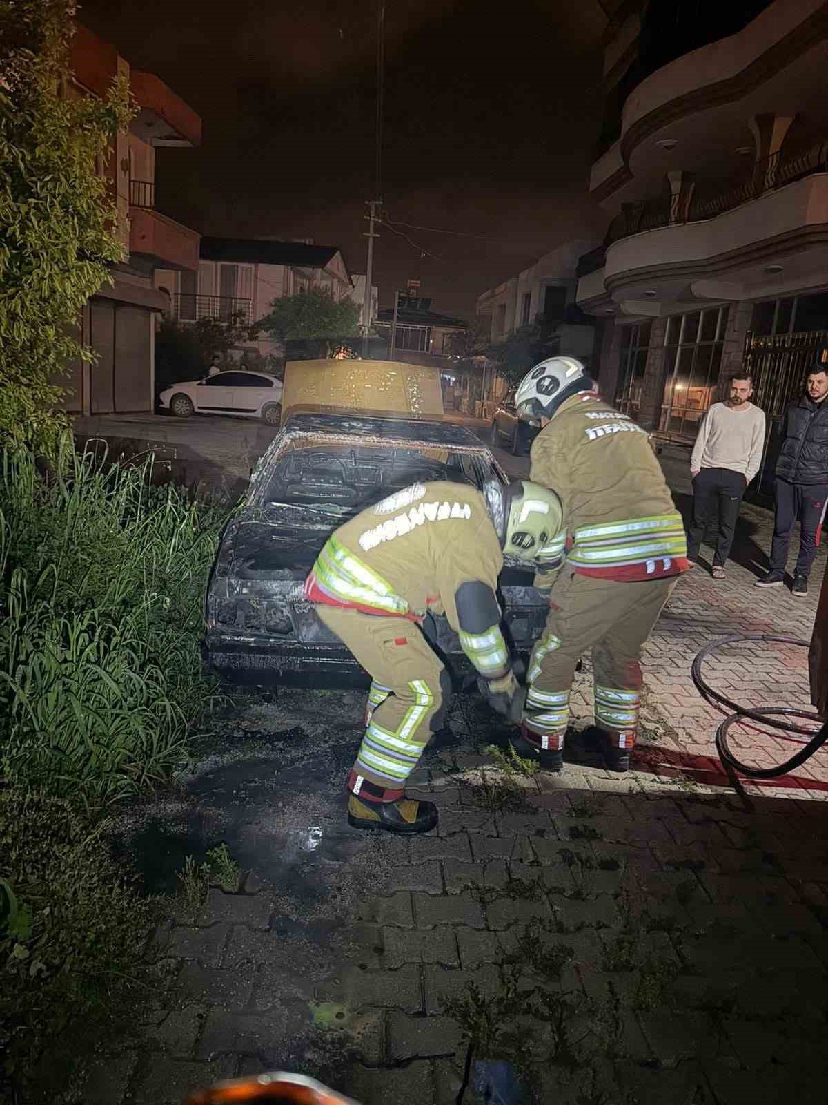 Samandağ&rsquo;da yanan FİAT TOFAŞ kullanılmaz hale geldi
