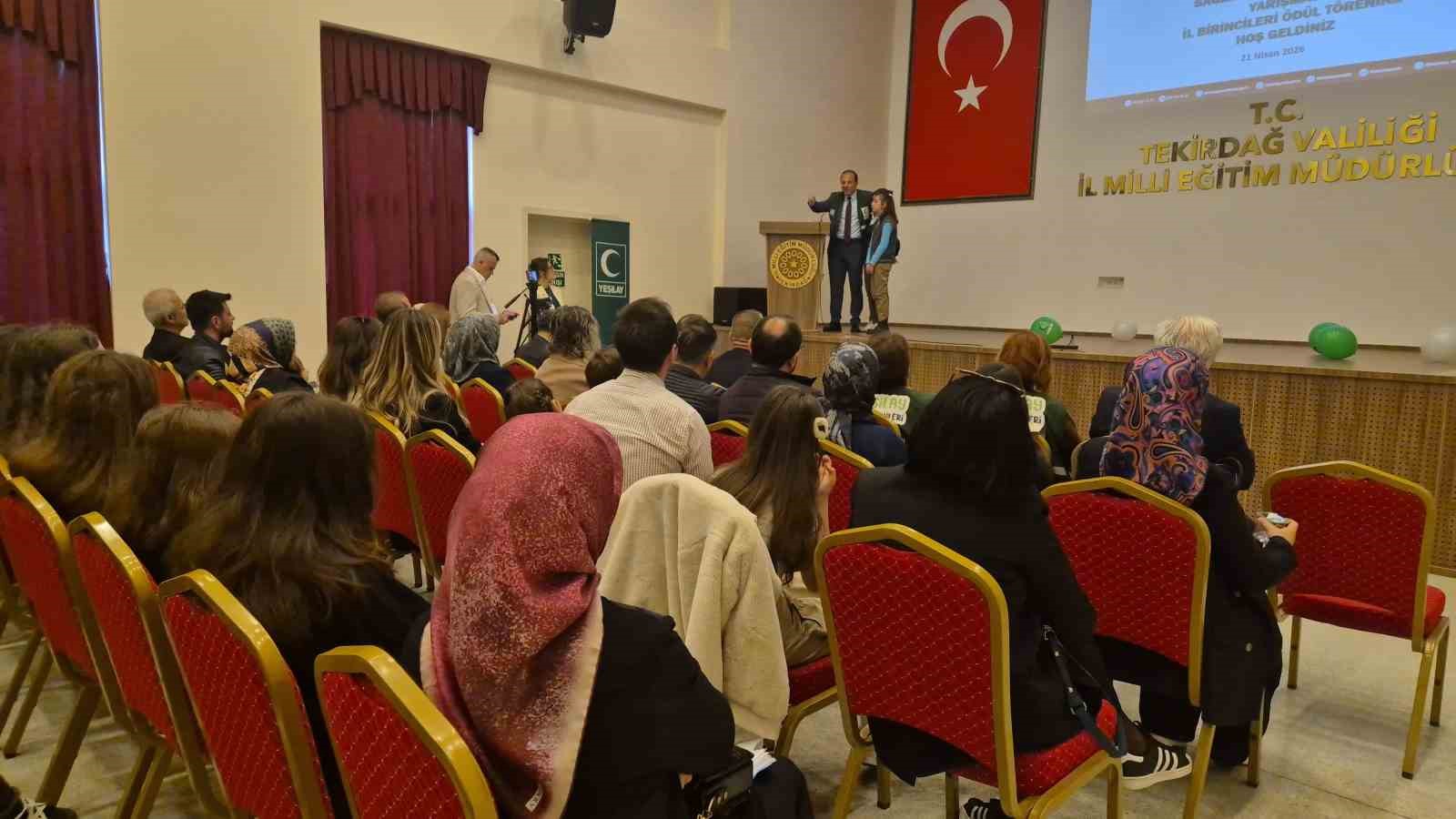 Tekirdağ&rsquo;da "Sağlıklı Nesil Sağlıklı Gelecek" yarışmasında dereceye giren &ouml;ğrenciler &ouml;d&uuml;llerini aldı
