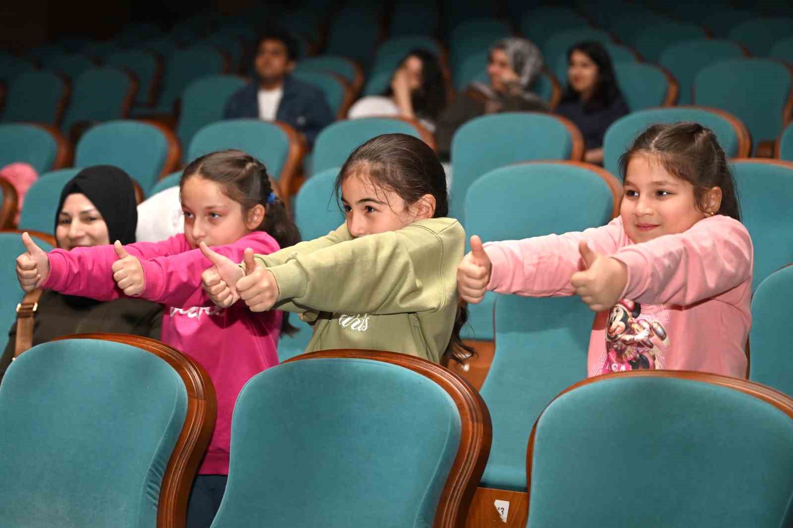 Minikler İstanbul&rsquo;u sahnedeki r&uuml;yada keşfetti
