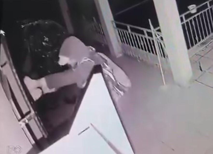 Elazığ&rsquo;da &ccedil;aldıkları eşyaları &ccedil;arşafa sarıp g&ouml;t&uuml;ren ş&uuml;pheli yakalandı
