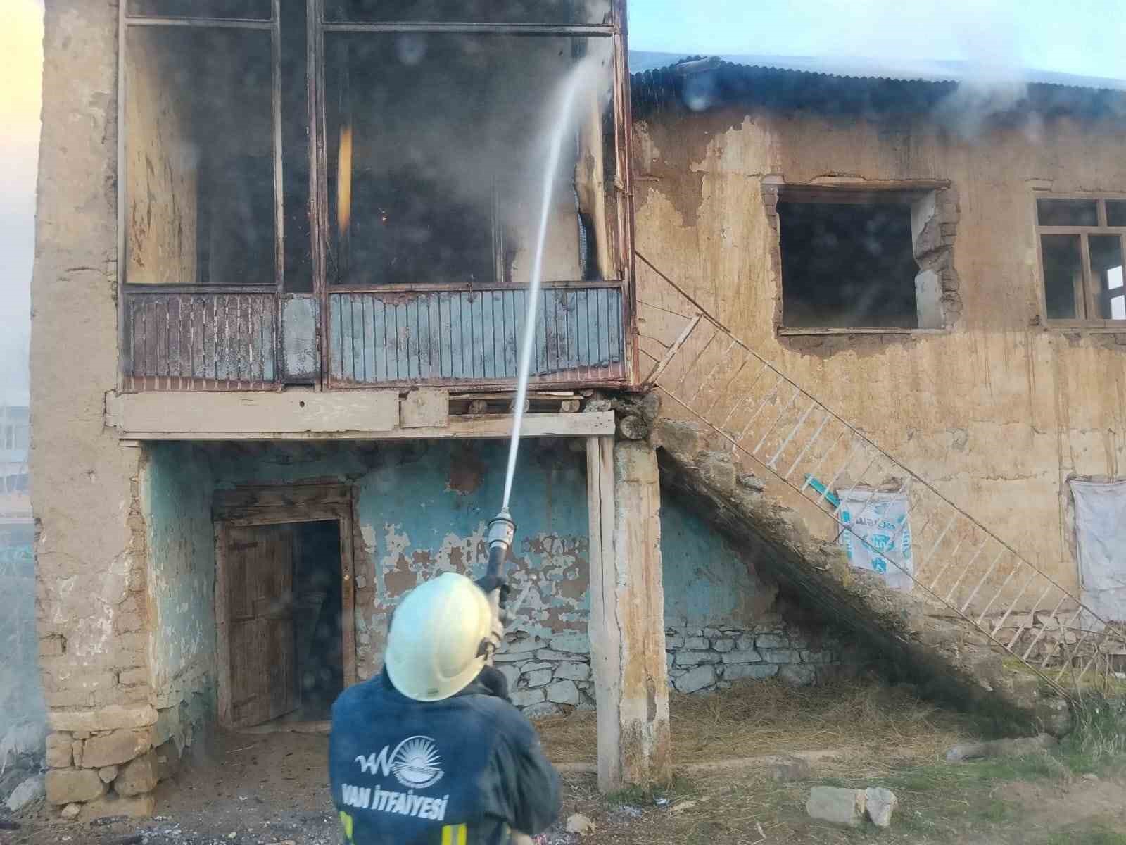 Van’da metruk binada yangın