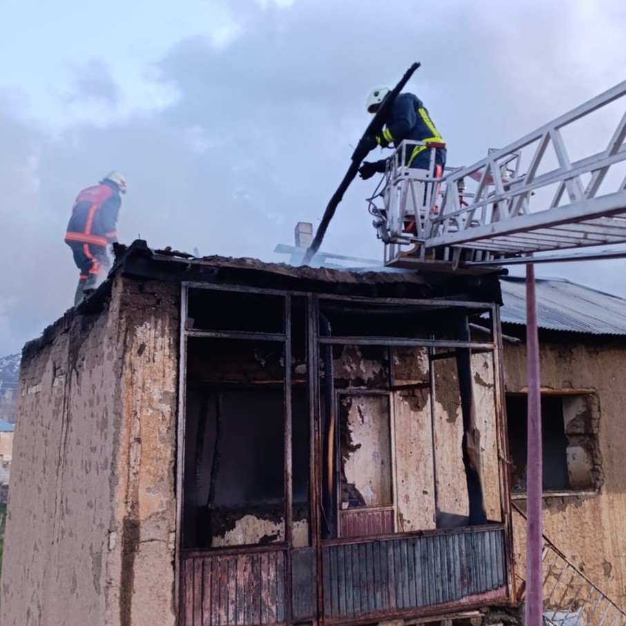 Van&rsquo;da metruk binada yangın
