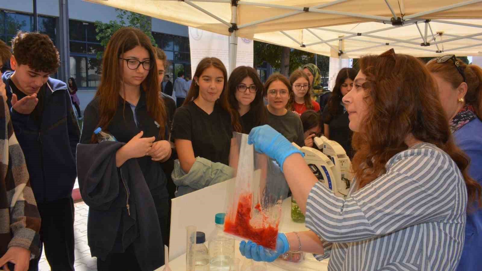 Ege &Uuml;niversitesinde, bilimle &ccedil;ocukların neşesi buluştu
