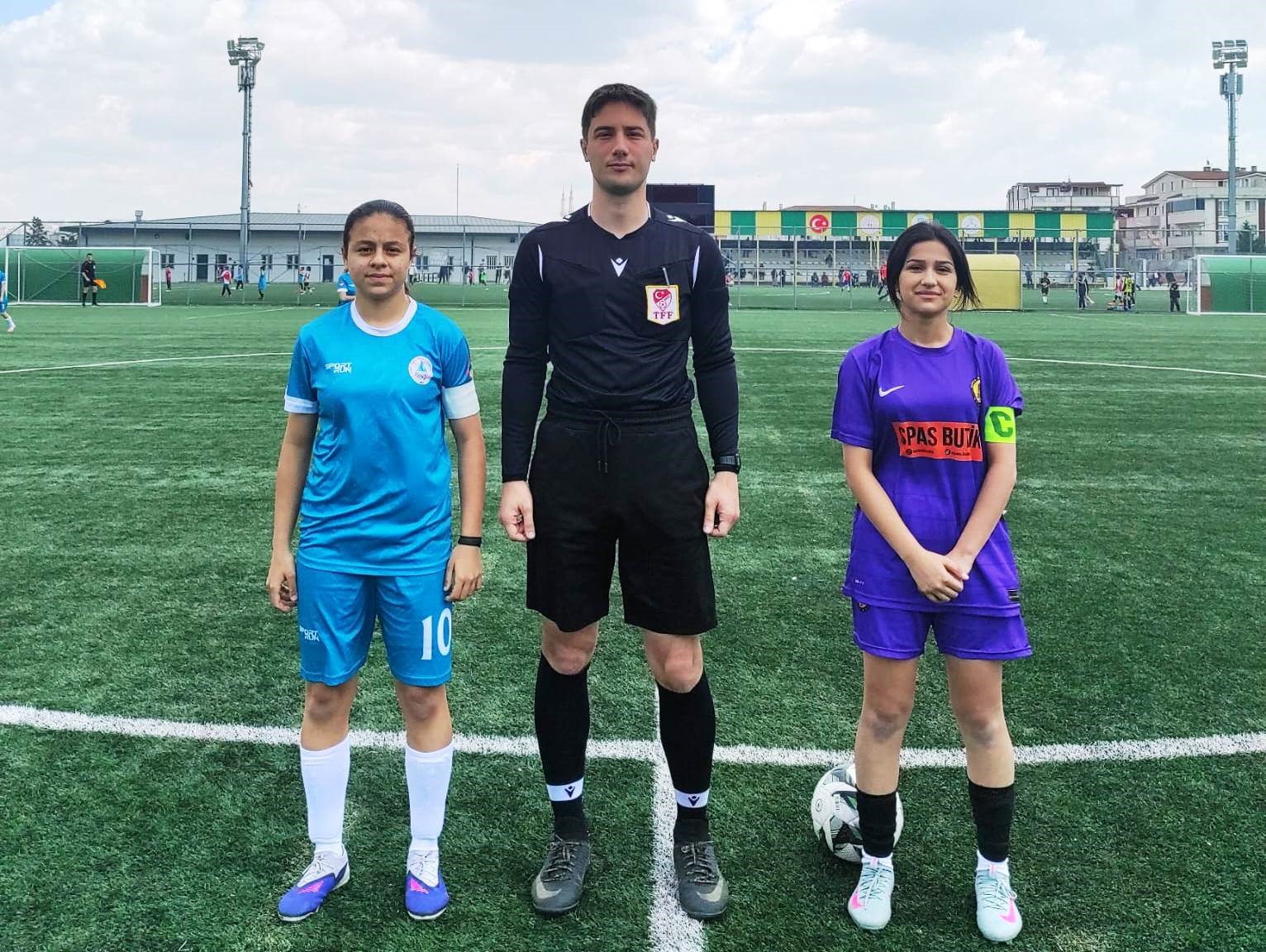 K&ouml;rfez U15 Kız Futbol Takımı Darıca&rsquo;dan 4-0 galibiyetle d&ouml;nd&uuml;
