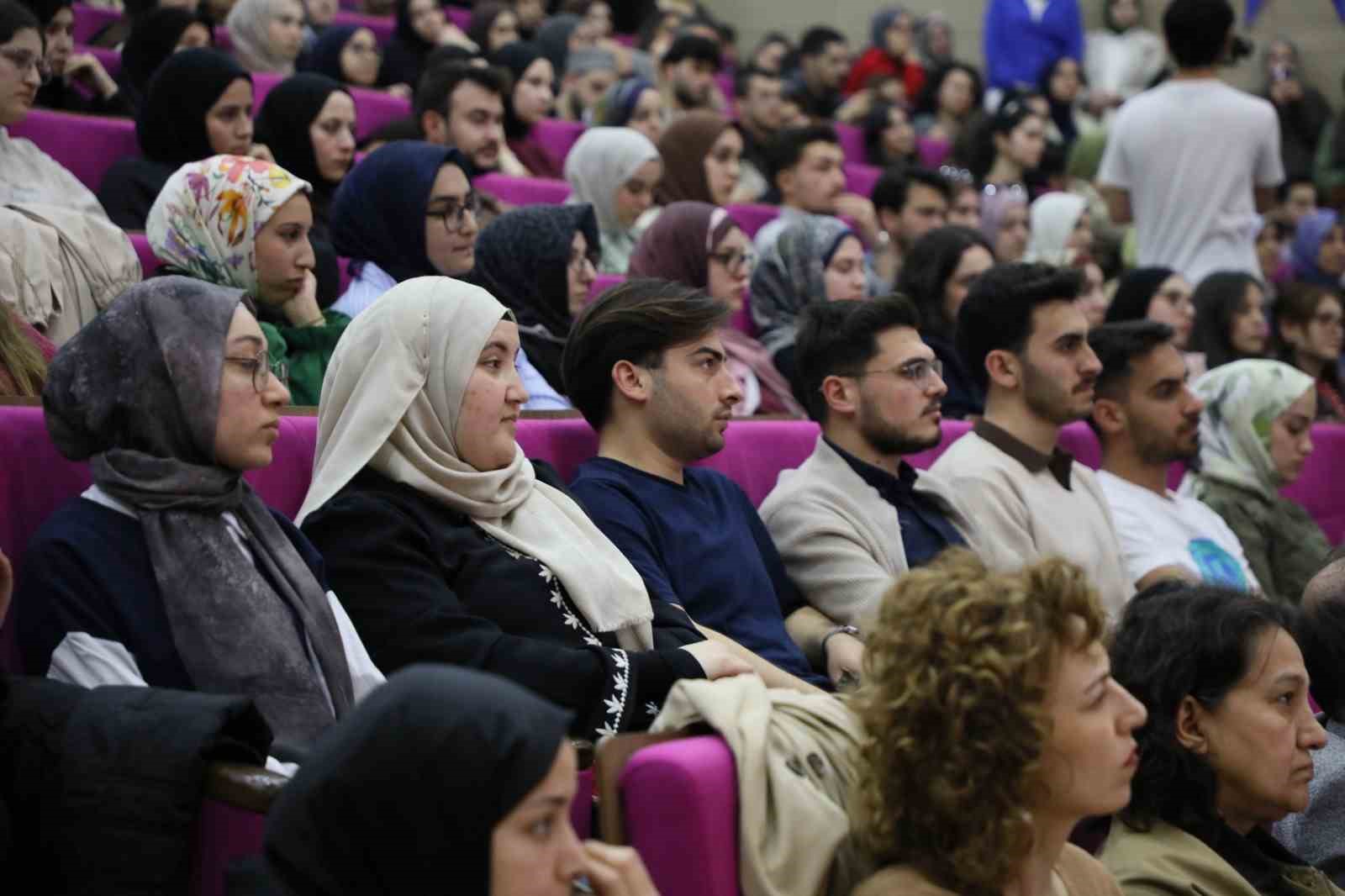 BAR&Uuml;&rsquo;de d&uuml;zenlenen etkinlikte aile ve gen&ccedil;lik konuşuldu

