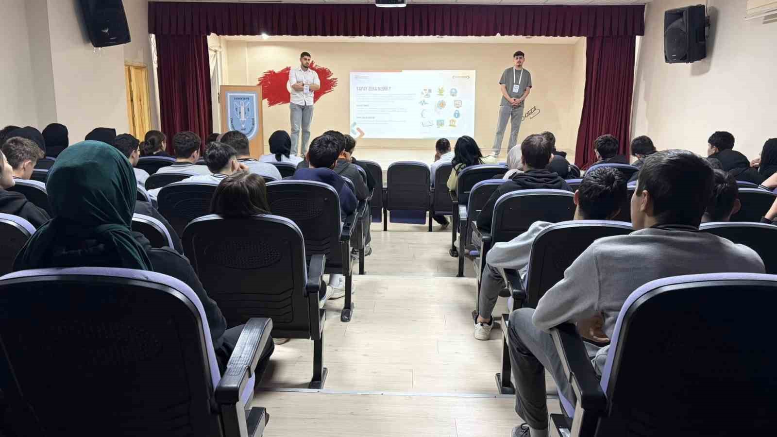 Bayburt&rsquo;ta lise &ouml;ğrencilerine yapay zek&acirc; ve dijital yetkinlik eğitimi verildi
