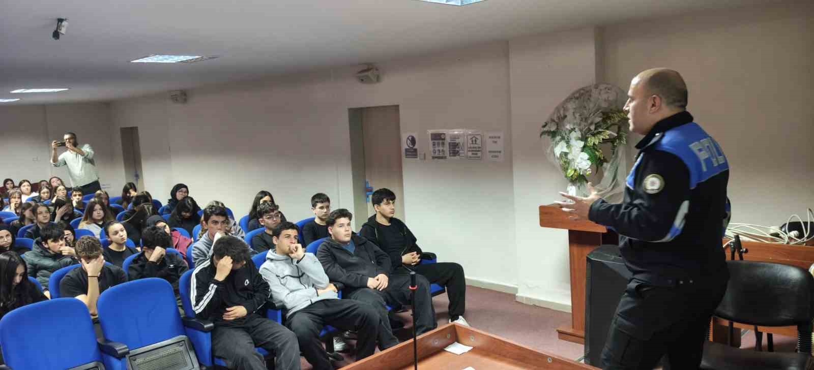 Polisin lise &ouml;ğrencilerine y&ouml;nelik eğitimleri devam ediyor
