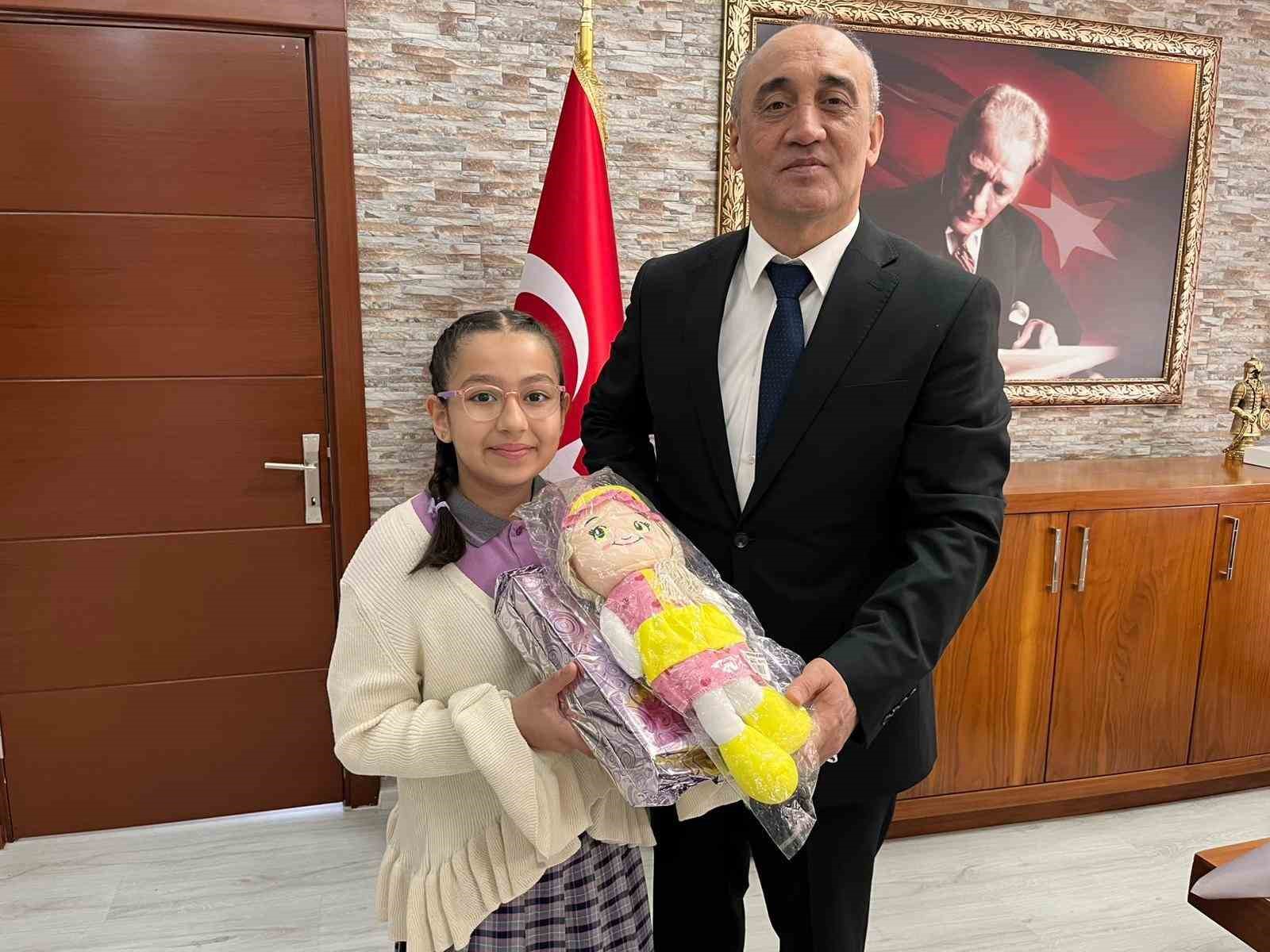 Yatağan Kaymakamı İlhan, koltuğu minik &ouml;ğrenciye emanet etti
