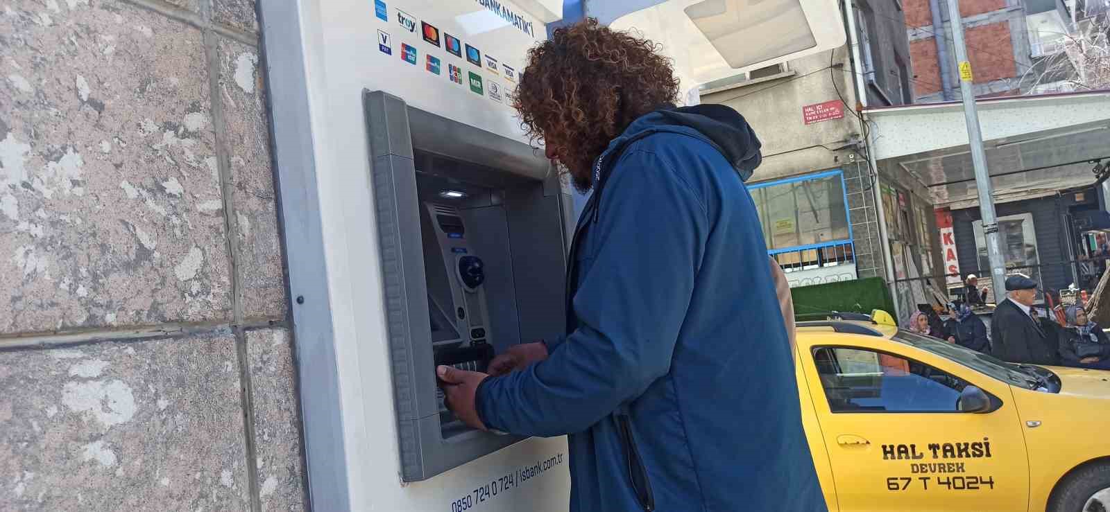 M&uuml;zisyen ATM&rsquo;de unutulan 13 bin 100 lirayı zabıtaya teslim etti
