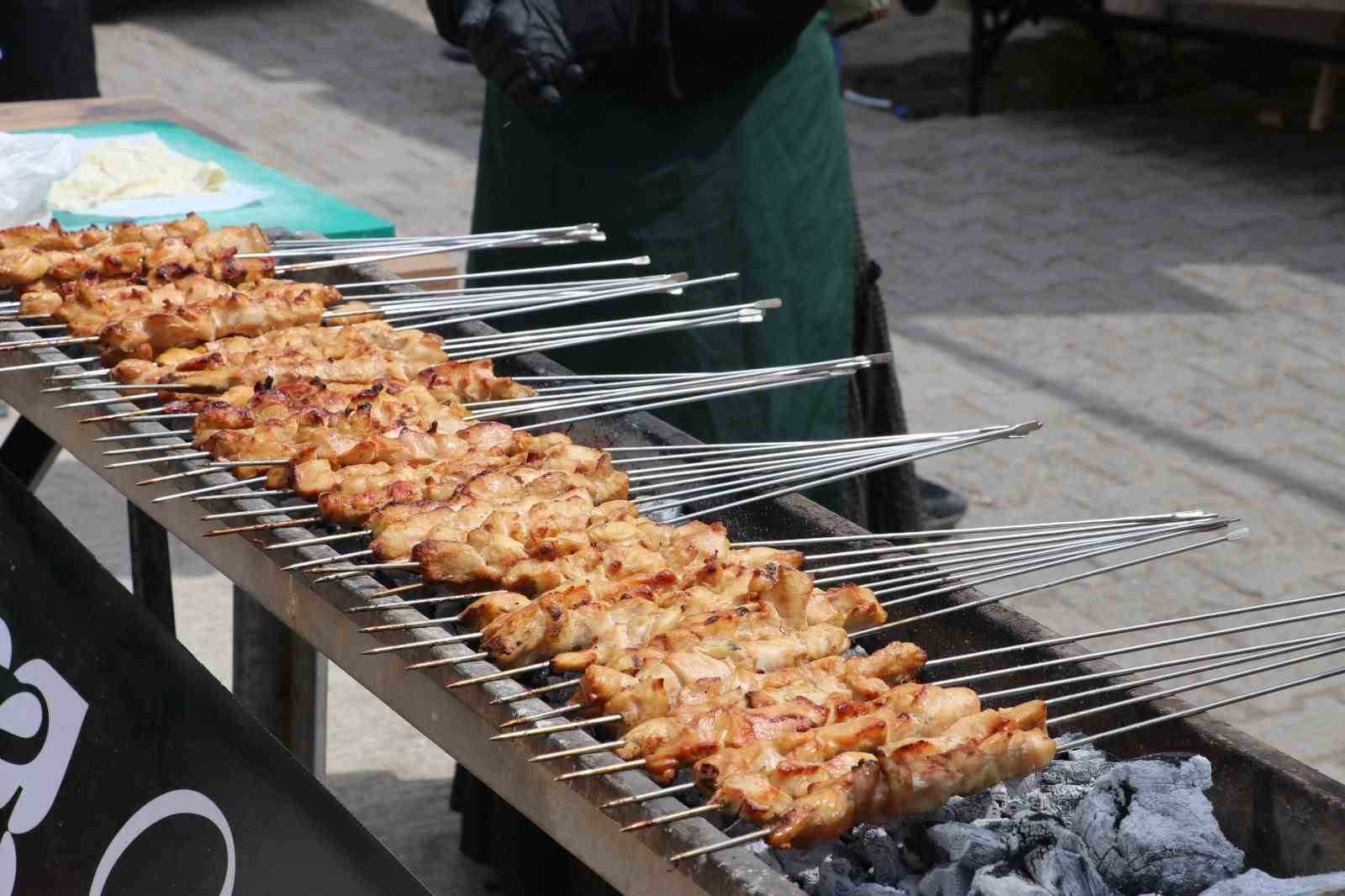 Şanlıurfa’da öğrencilere moral kebabı
