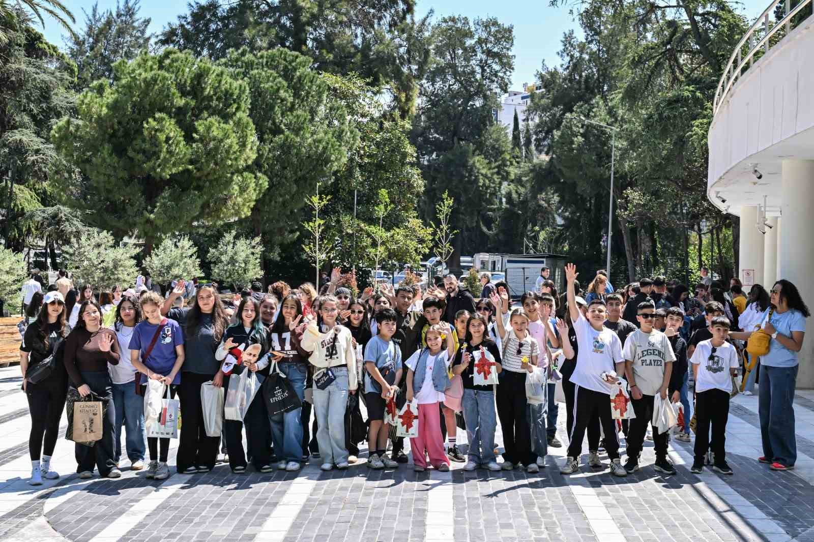 İZKİTAP &ouml;ğrencilerin buluşma noktası oldu
