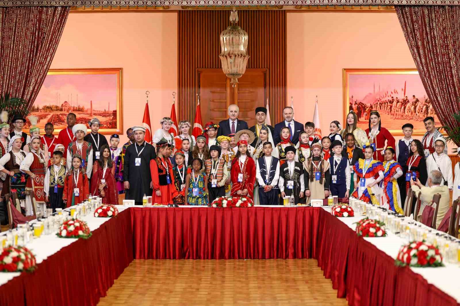 TBMM Başkanı Kurtulmuş 26 &uuml;lkeden gelen d&uuml;nya &ccedil;ocuklarını TBMM T&ouml;ren Salonu&rsquo;nda kabul etti
