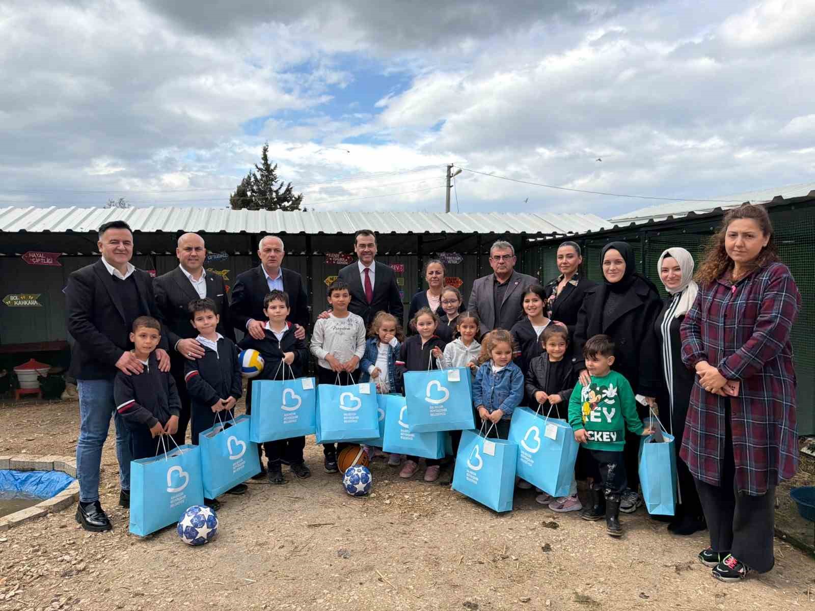 Başkan Akın&rsquo;dan kırsaldaki &ccedil;ocuklara 23 Nisan hediyesi
