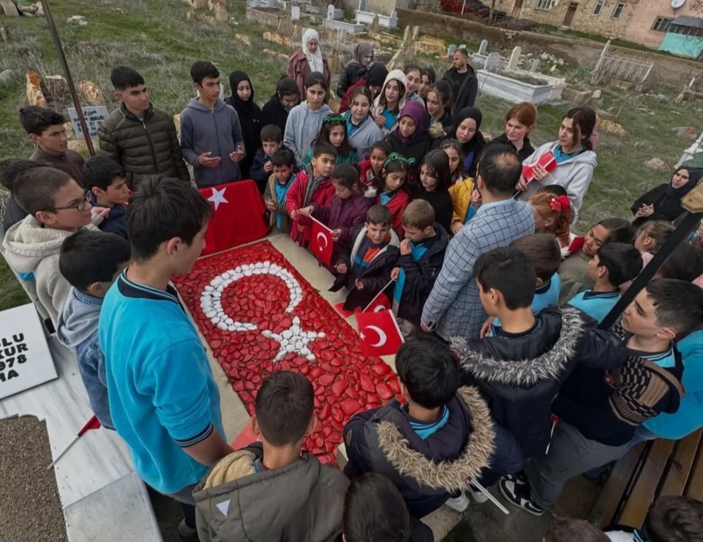 Şehit Mete Okur adını taşıyan okulun öğrencileri tarafından mezarı başında anıldı