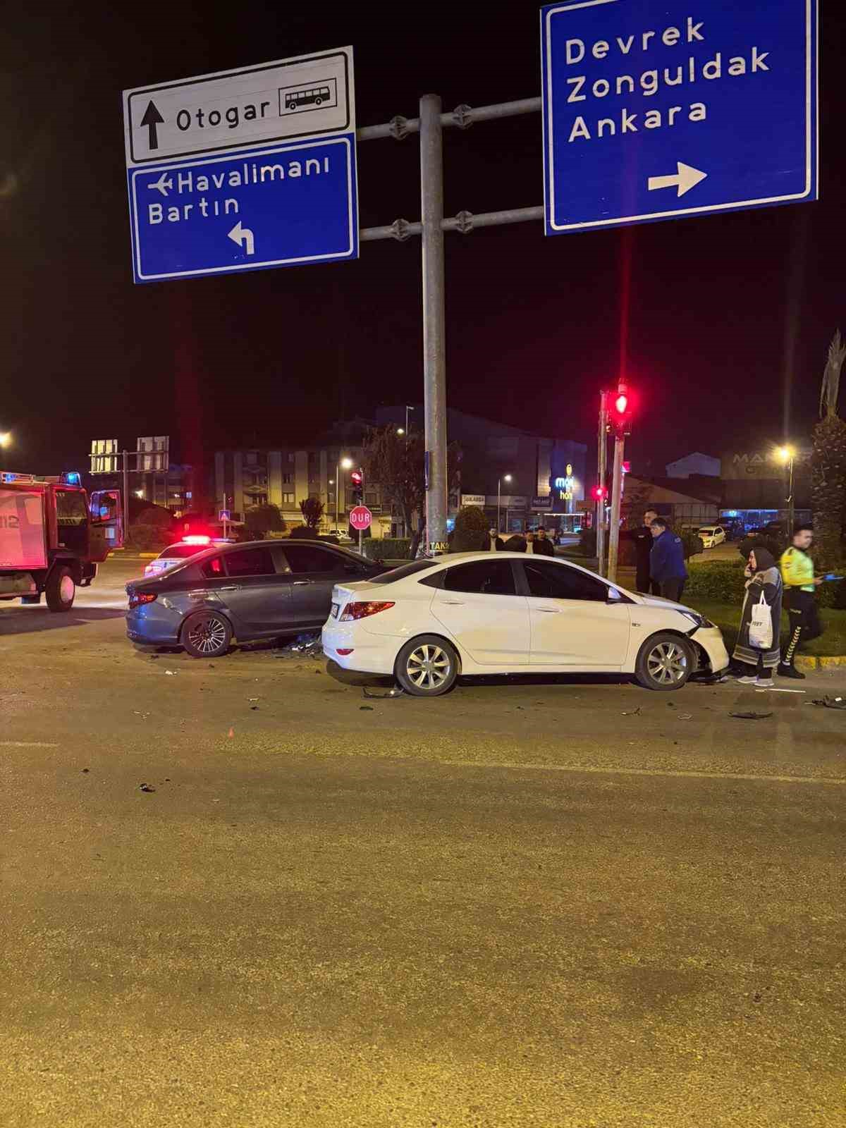 Zonguldak&rsquo;ta otomobil &ouml;nce araca, ardından y&ouml;n direğine &ccedil;arptı: 2 yaralı
