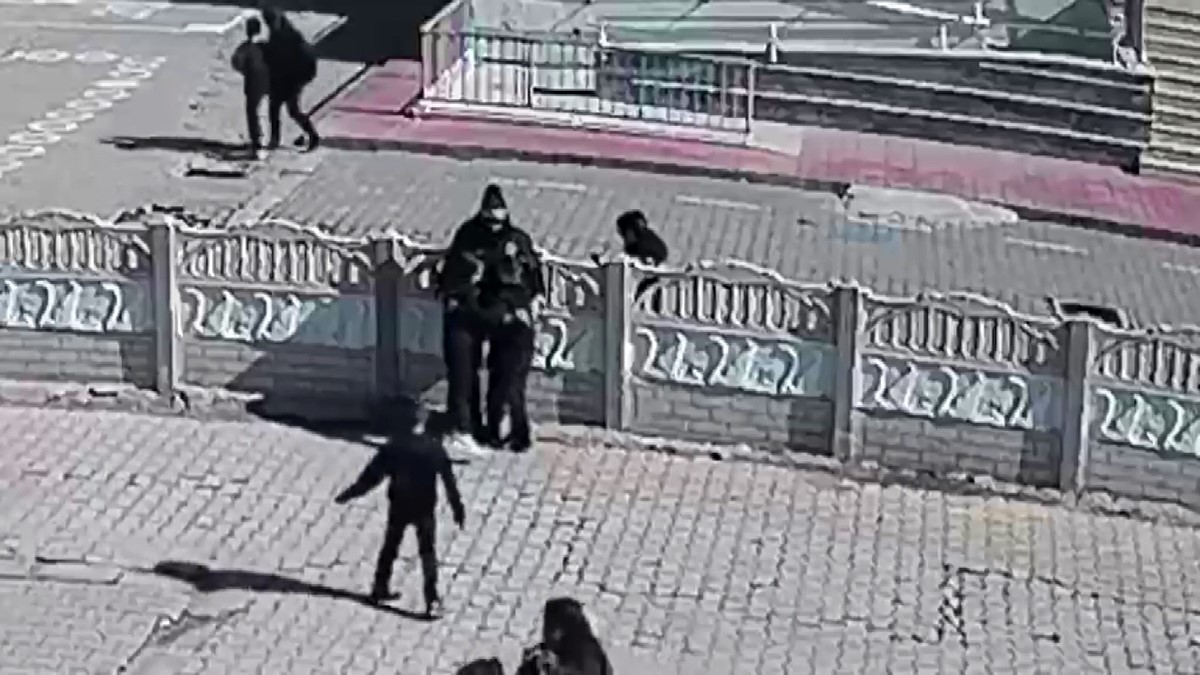 Minik y&uuml;reklerin polise yaptığı jest kalpleri ısıttı
