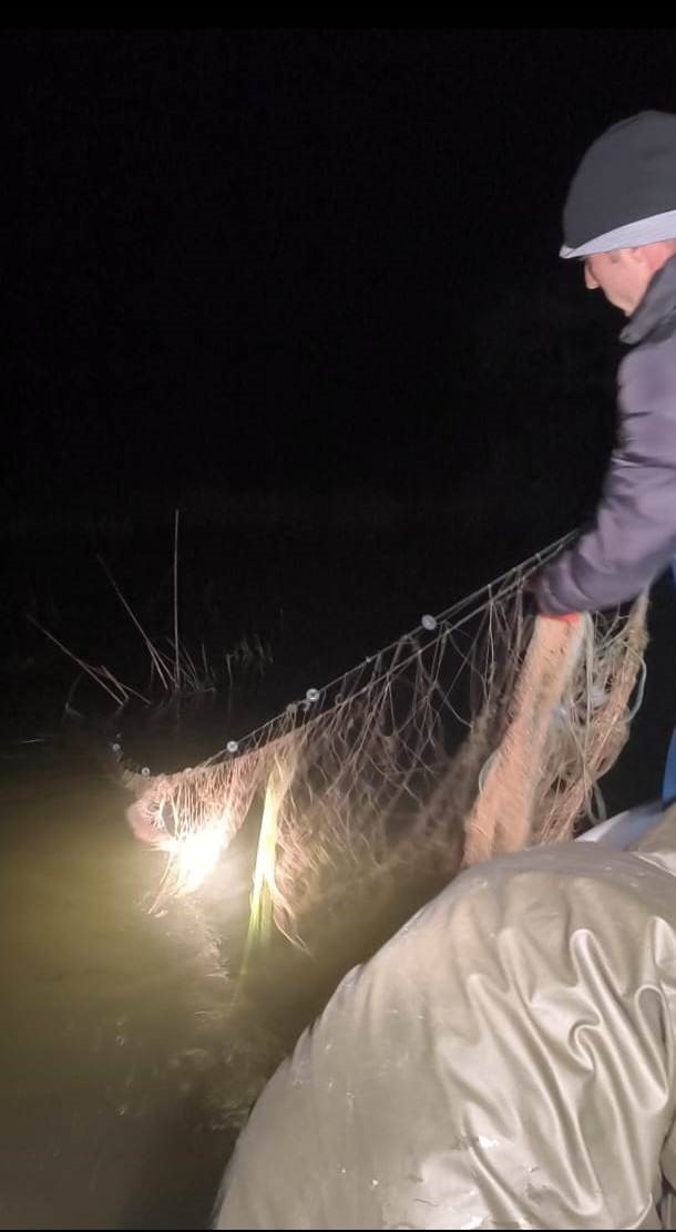 Eğirdir ve Kovada g&ouml;llerinde ka&ccedil;ak avcılara y&ouml;nelik denetimlerde 800 metre ağ ele ge&ccedil;irildi
