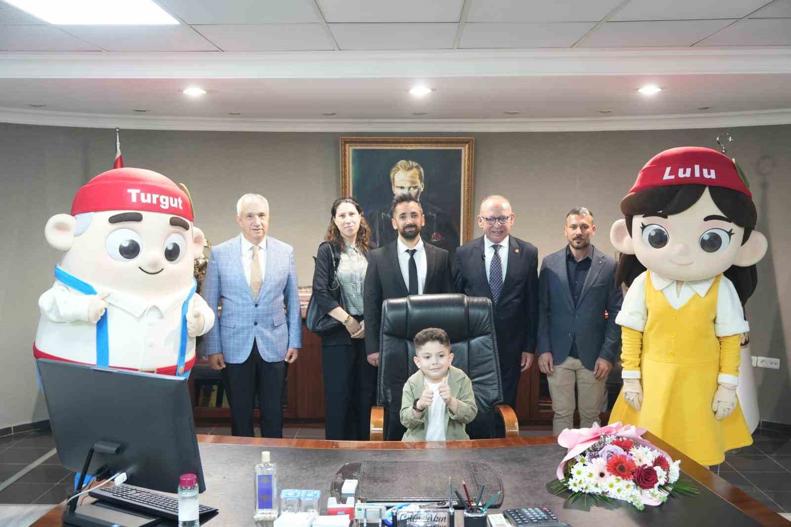 Başkan &Ccedil;etin Akın koltuğunu minik başkana emanet etti
