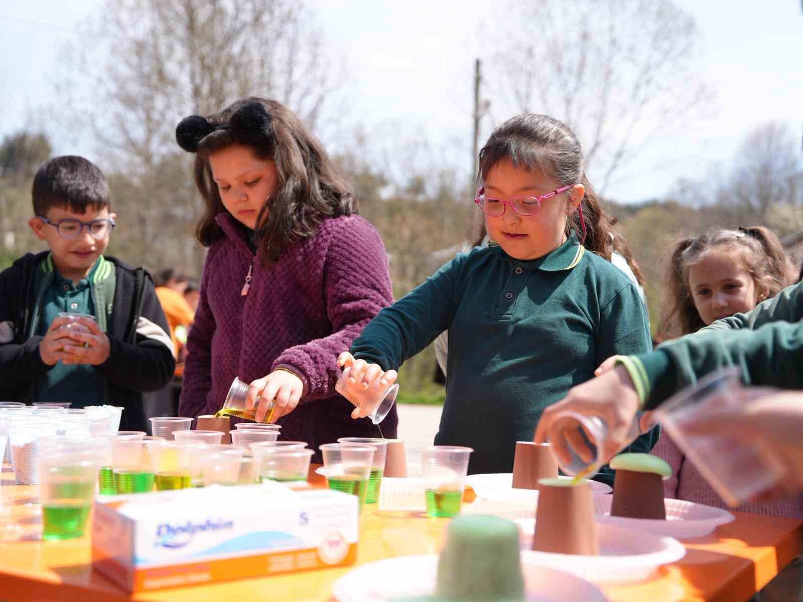 23 Nisan coşkusu k&ouml;y okuluna taşındı
