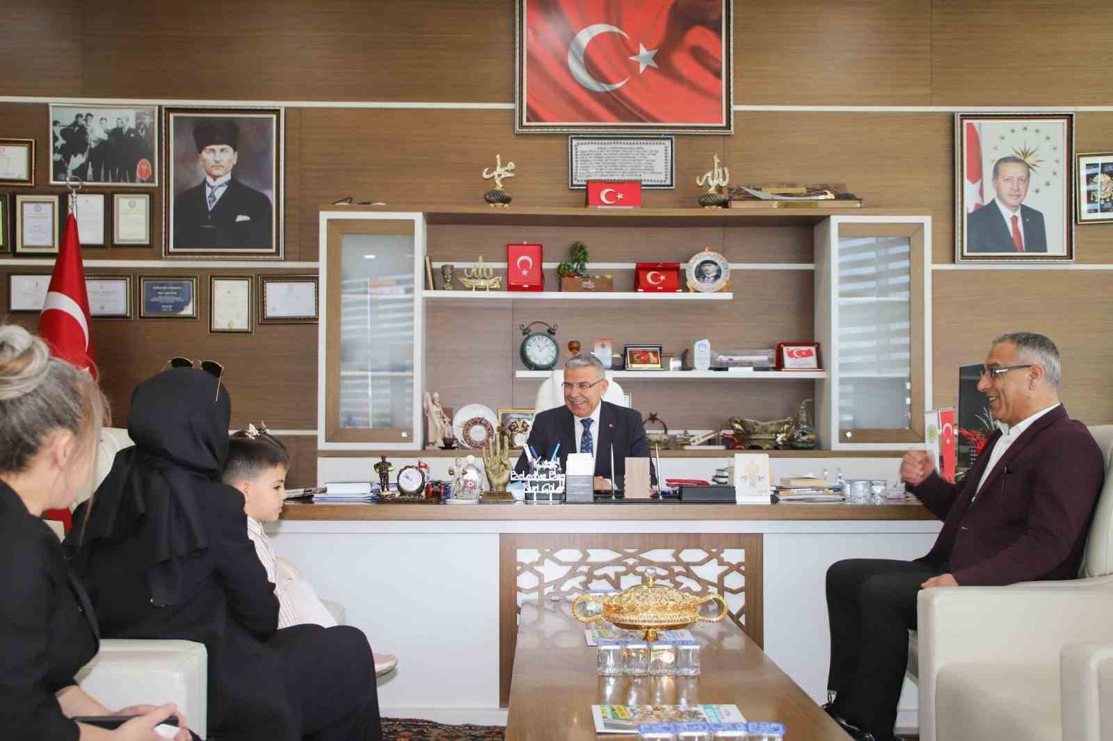 Başkan G&uuml;ler, koltuğunu minik &ouml;ğrencilere devretti
