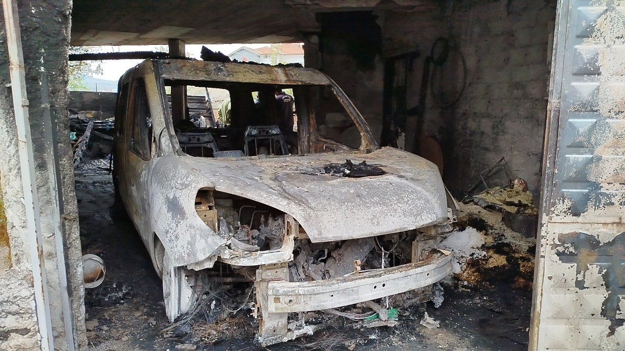 Garajda alevlere teslim olan 2 araç ve motosiklet kullanılmaz hale geldi
