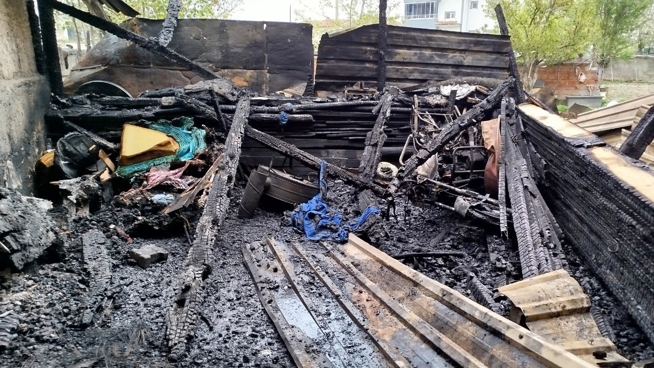 Garajda alevlere teslim olan 2 ara&ccedil; ve motosiklet kullanılmaz hale geldi
