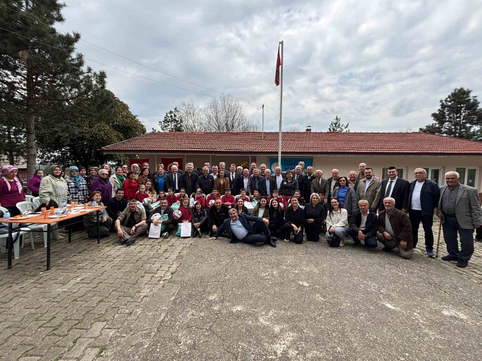 Gazeteciler, 19 yıl &ouml;nce tadilat ettirdikleri okulda &ouml;ğrencilerle buluşup hediye dağıttı
