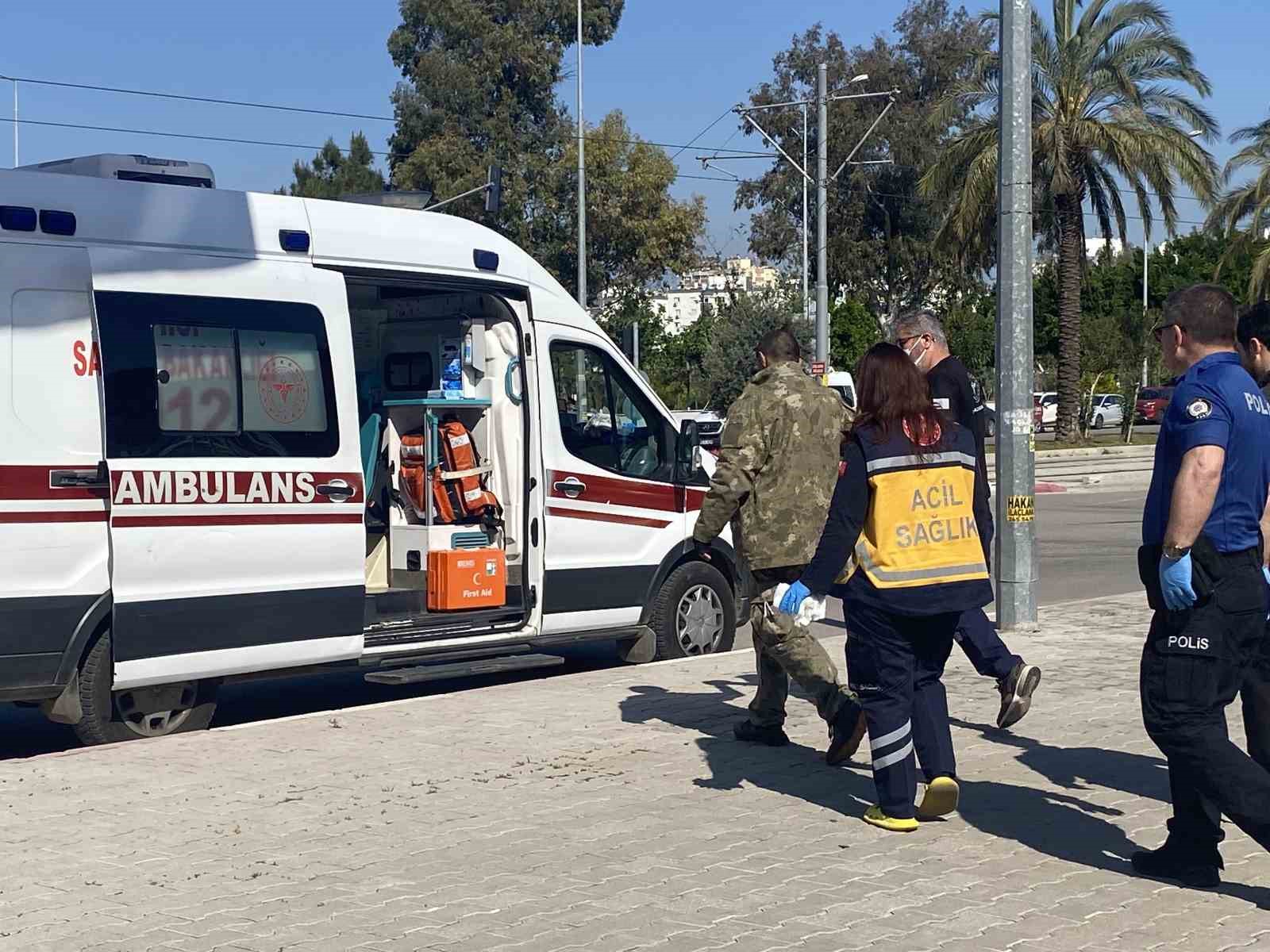 Antalya&rsquo;da alt ge&ccedil;it demirlerine &ccedil;ıkan genci polis ikna edip indirdi
