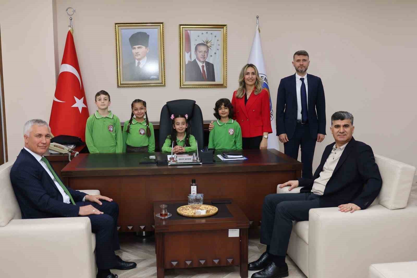 Minik Buğlem bir g&uuml;nl&uuml;ğ&uuml;ne başkan oldu, ilk talimat park i&ccedil;in geldi
