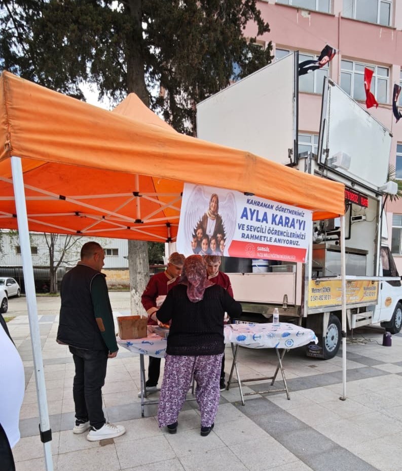 Şehit &ouml;ğretmen ve &ouml;ğrenciler i&ccedil;in lokma hayrı
