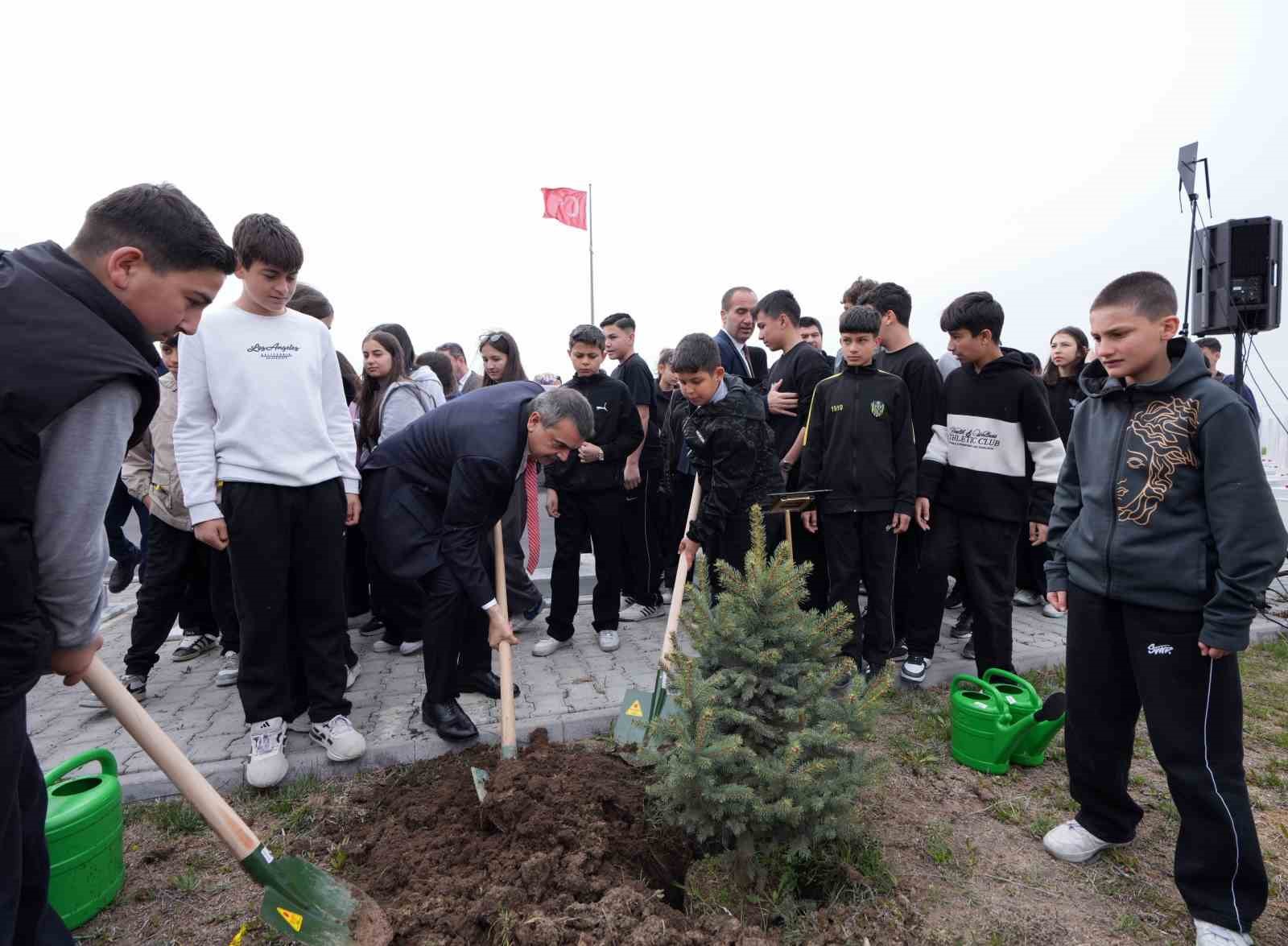 Bakan Tekin: "İ&ccedil;işleri Bakanlığımız, b&uuml;t&uuml;n okullarımızda &ccedil;ocuklarımızın g&uuml;venli bir bi&ccedil;imde eğitimlerine devam etmesi i&ccedil;in &ccedil;alışmalarını devam ettiriyor"
