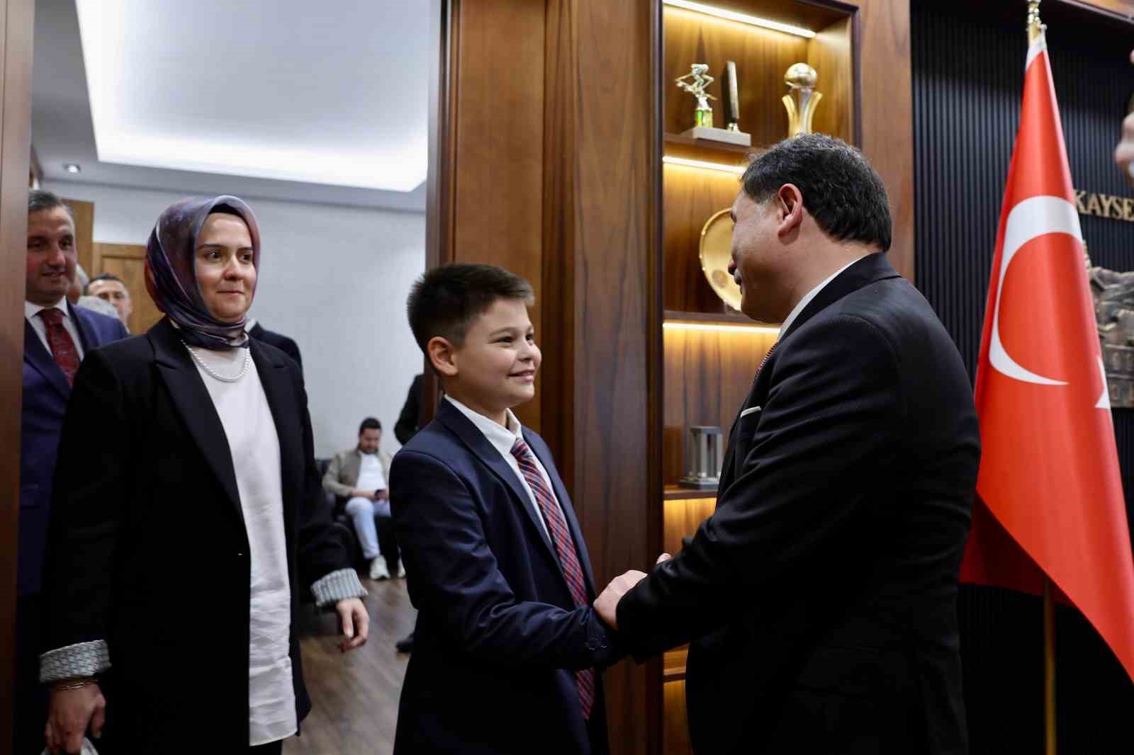 Vali koltuğuna oturan Zeynep&rsquo;ten il emniyet m&uuml;d&uuml;r&uuml;ne talimat: "Okulların &ccedil;evresinde g&uuml;venliği artırın"
