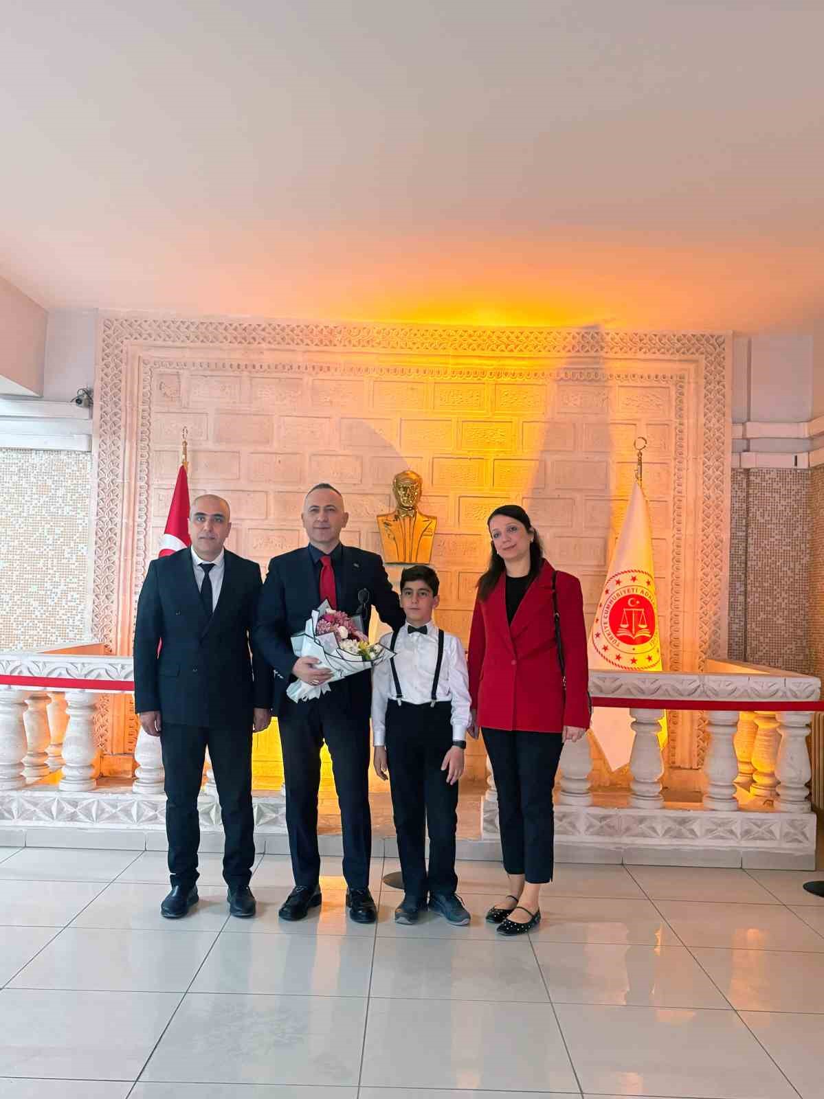 Mardin Cumhuriyet Başsavcısı Akbulut makamını 23 Nisan i&ccedil;in &ouml;ğrenciye emanet etti
