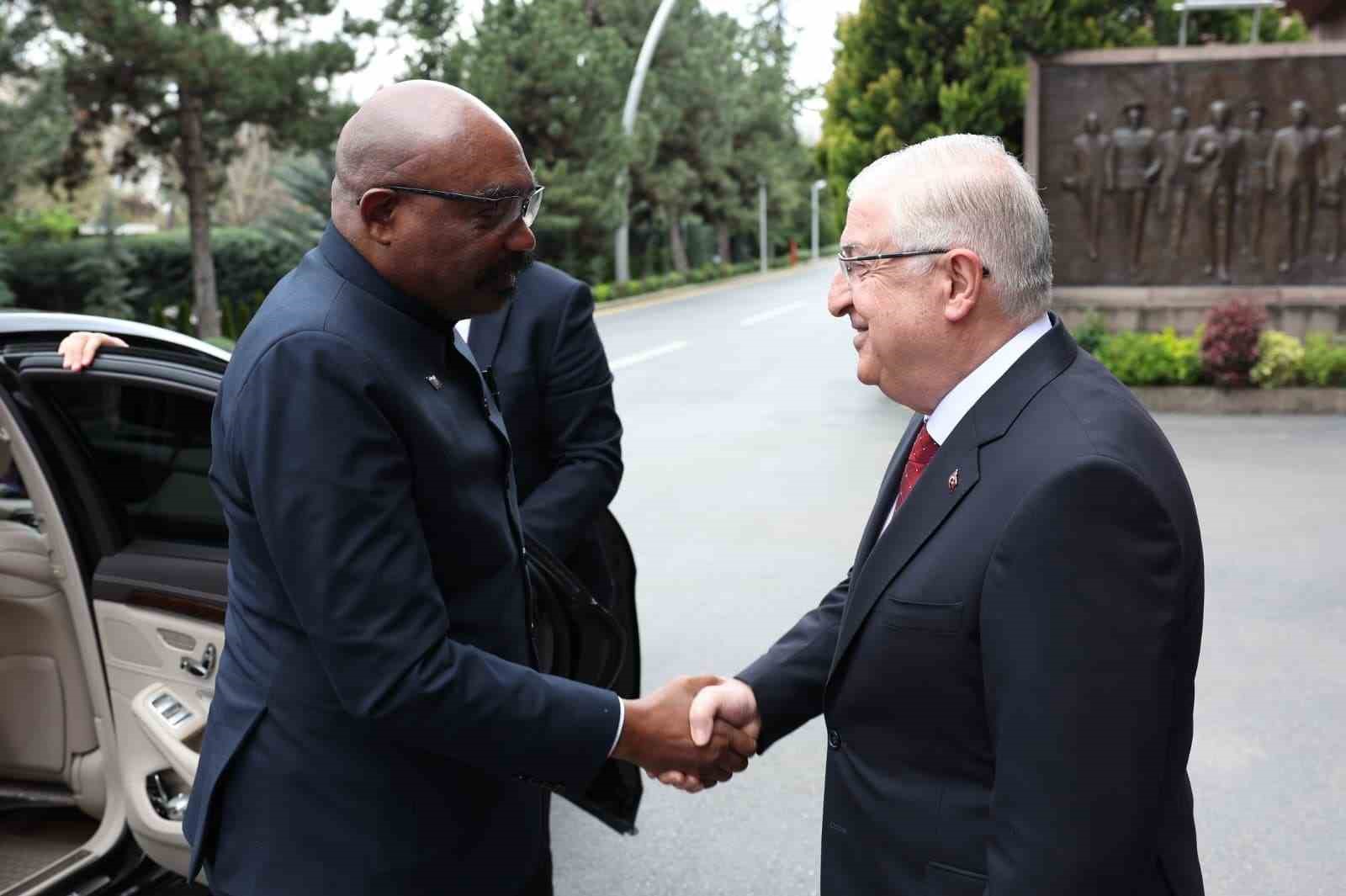 Bakan G&uuml;ler, Zambiyalı mevkidaşı Lufuma ile bir araya geldi
