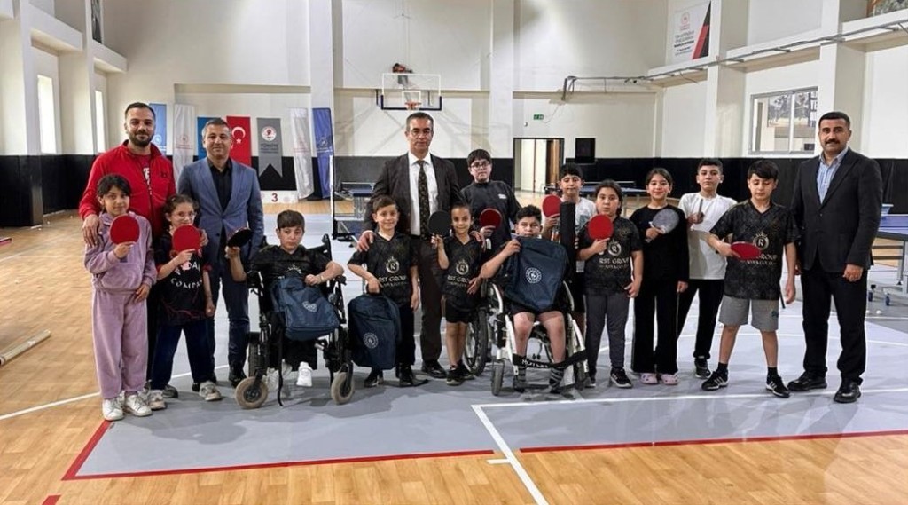 Şırnak Gen&ccedil;lik ve Spor İl M&uuml;d&uuml;r&uuml; Din, T&uuml;rkiye Şampiyonu olan engelli sporcuları &ouml;d&uuml;llendirdi
