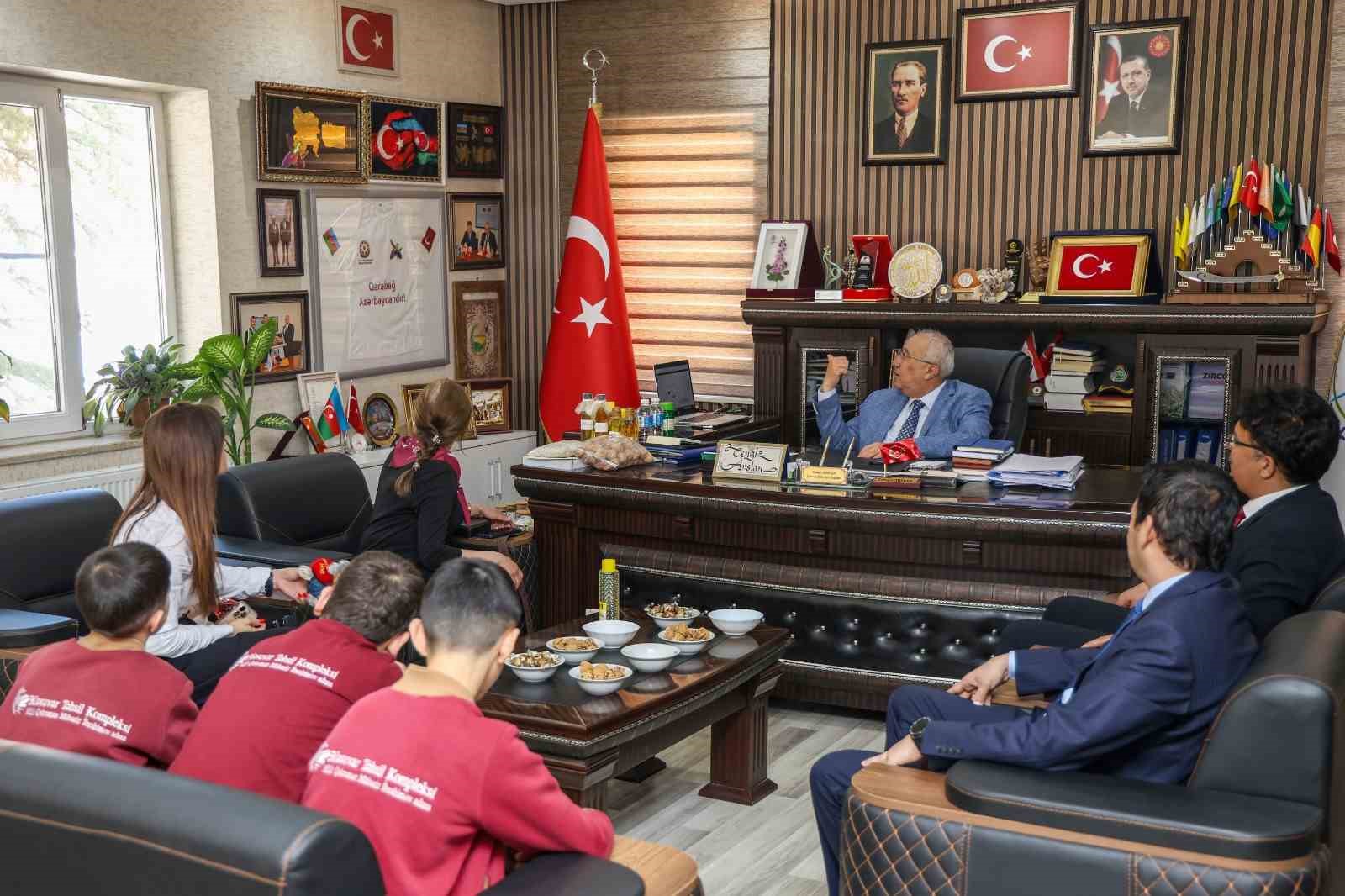 Azerbaycanlı &ouml;ğrencilerden &Ccedil;ameli&rsquo;ne kardeşlik ziyareti
