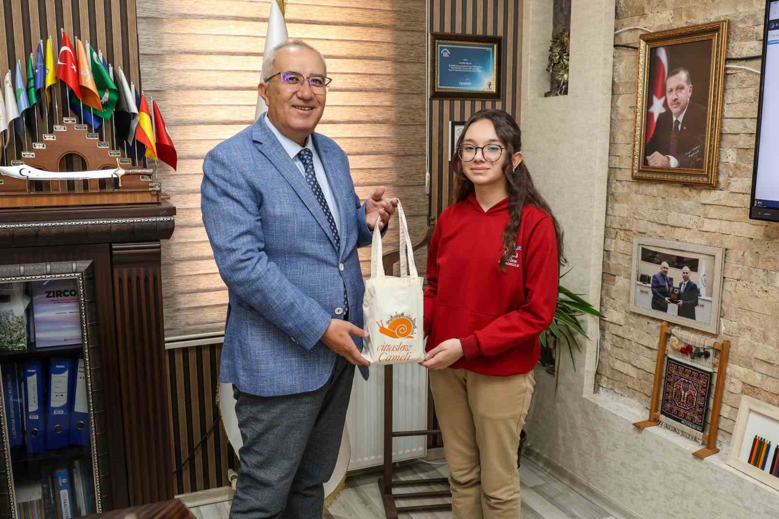 &Ccedil;ameli Belediye Başkanı Cengiz Arslan koltuğunu Erva&rsquo;ya bıraktı
