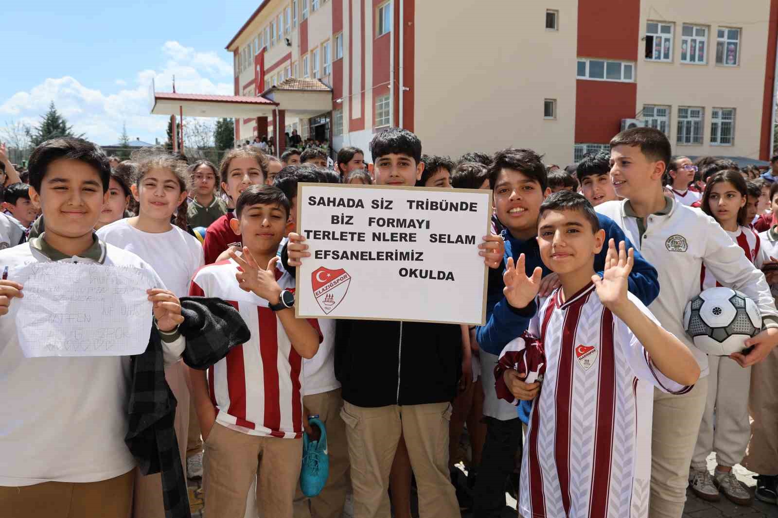 Takım kaptanına sarılmak i&ccedil;in g&ouml;zyaşı d&ouml;ken &ouml;ğrenciye anlamlı jest
