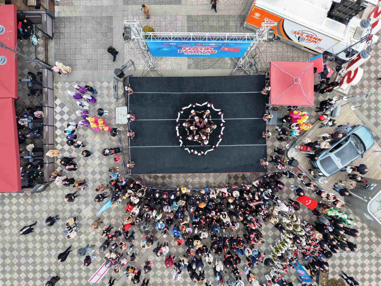 T&uuml;rk d&uuml;nyası &ccedil;ocukları, k&uuml;lt&uuml;rlerini Samsun&rsquo;da sergiledi
