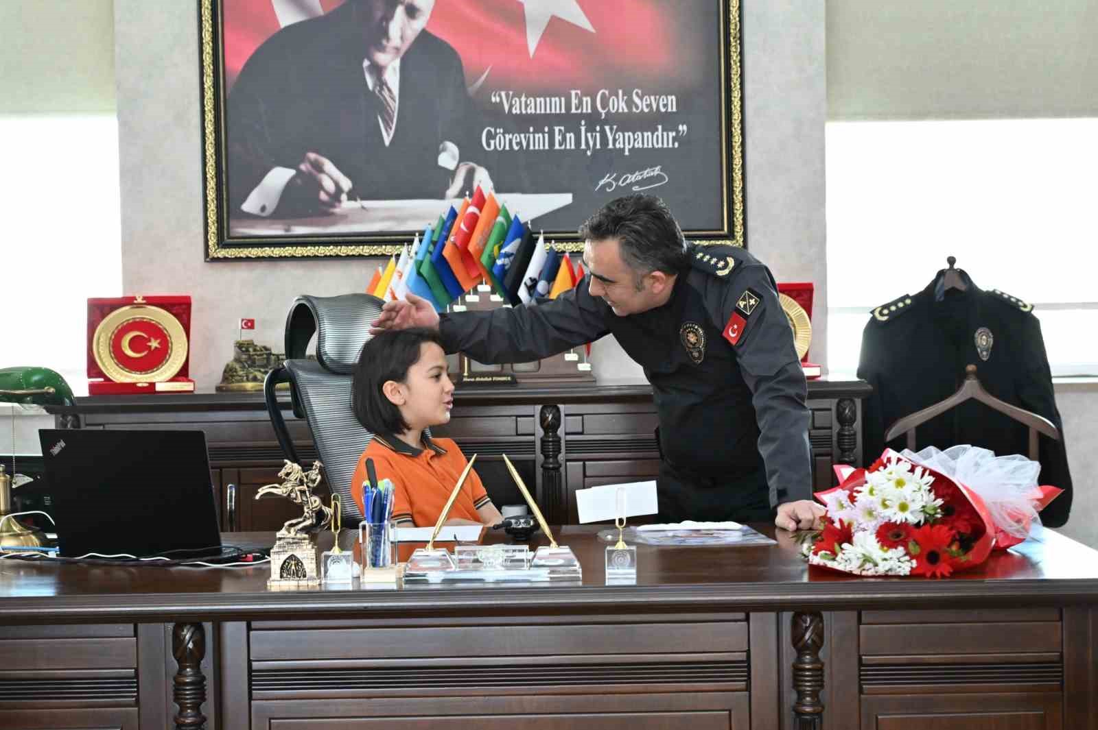 Kars&rsquo;ta 23 Nisan coşkusu: İlkokul &ouml;ğrencisi emniyet m&uuml;d&uuml;r&uuml; koltuğuna oturdu
