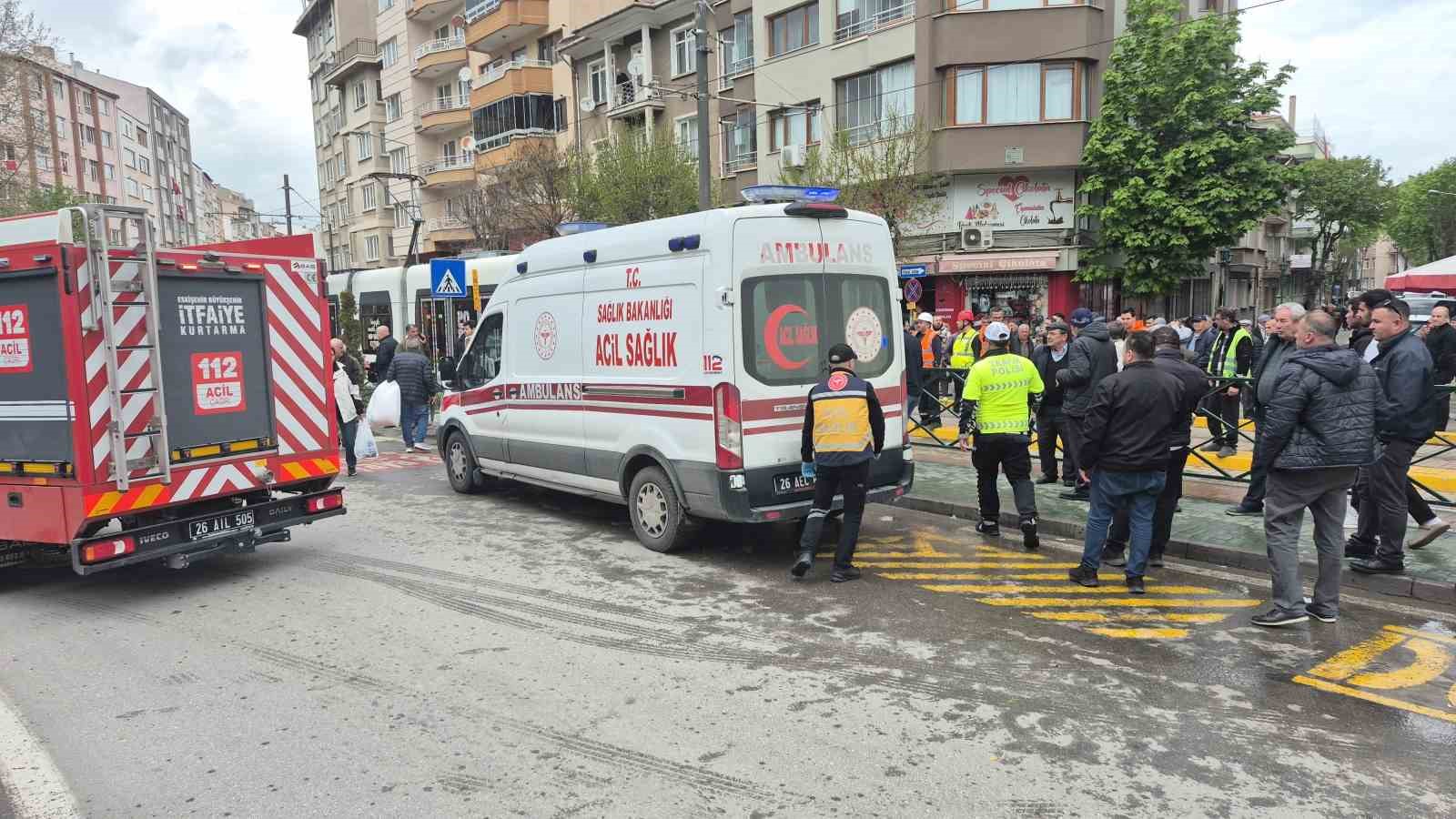 Eskişehir&rsquo;de tramvayın &ccedil;arptığı yaşlı kadın yaralandı
